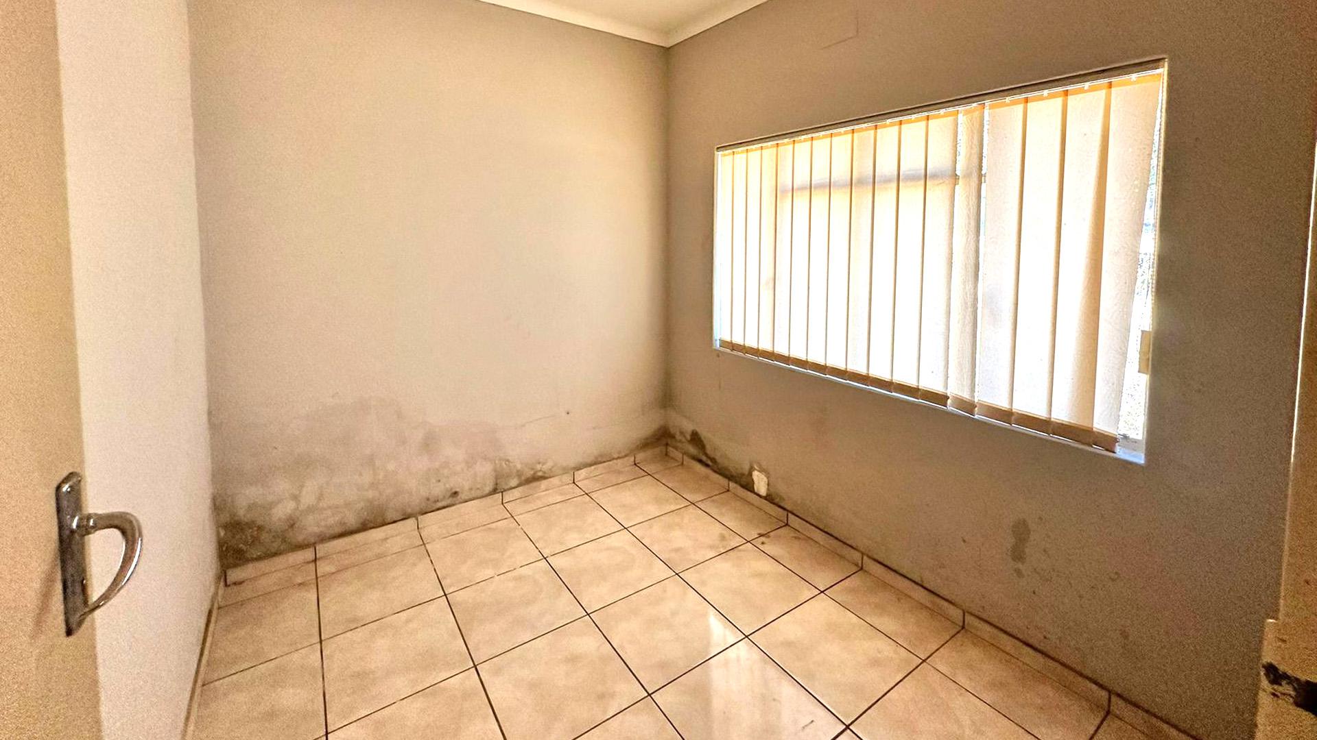 Main Bedroom of property in Wakkerstroom