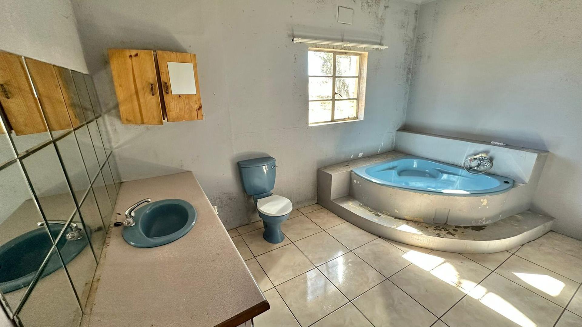 Main Bathroom of property in Wakkerstroom