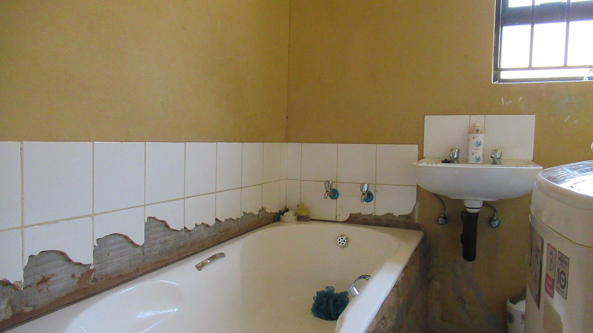 Bathroom 1 - 4 square meters of property in Protea Glen