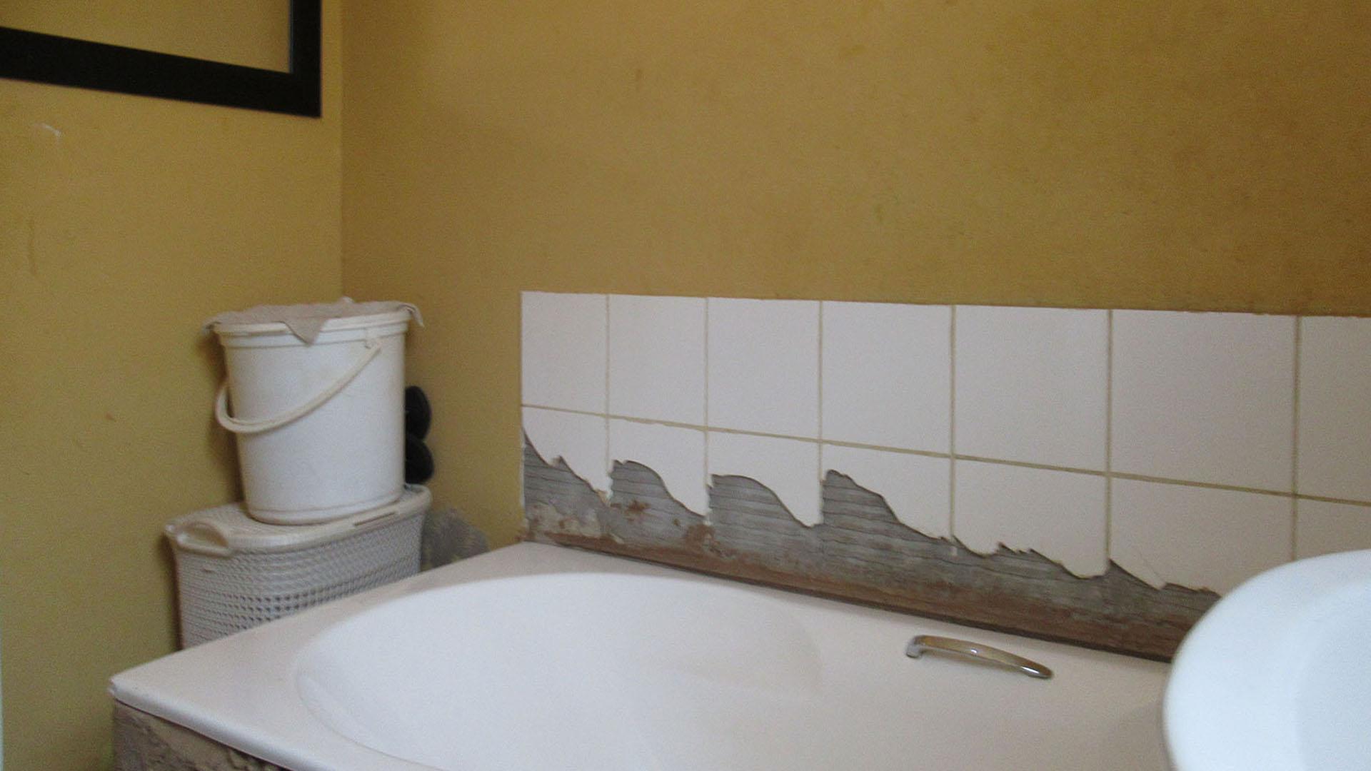 Bathroom 1 - 4 square meters of property in Protea Glen