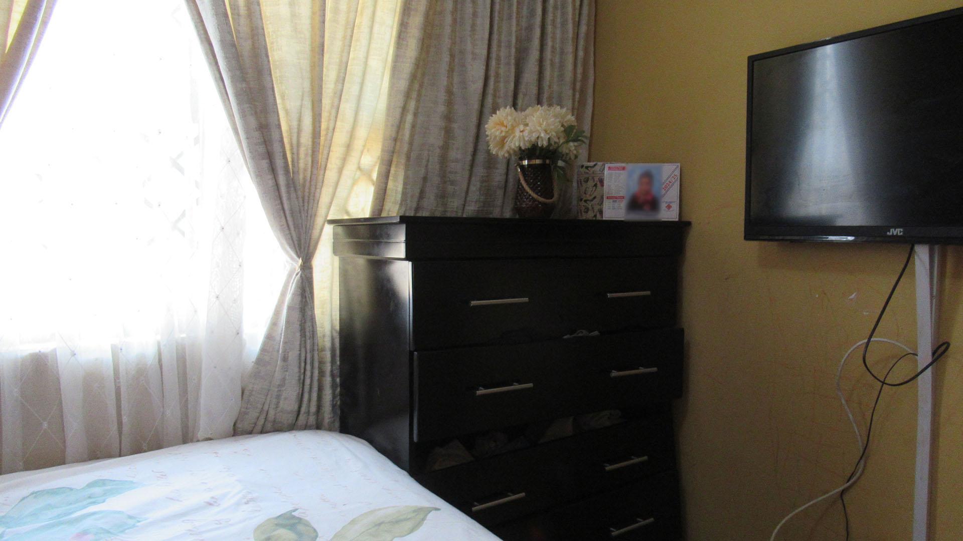 Bed Room 1 - 6 square meters of property in Protea Glen