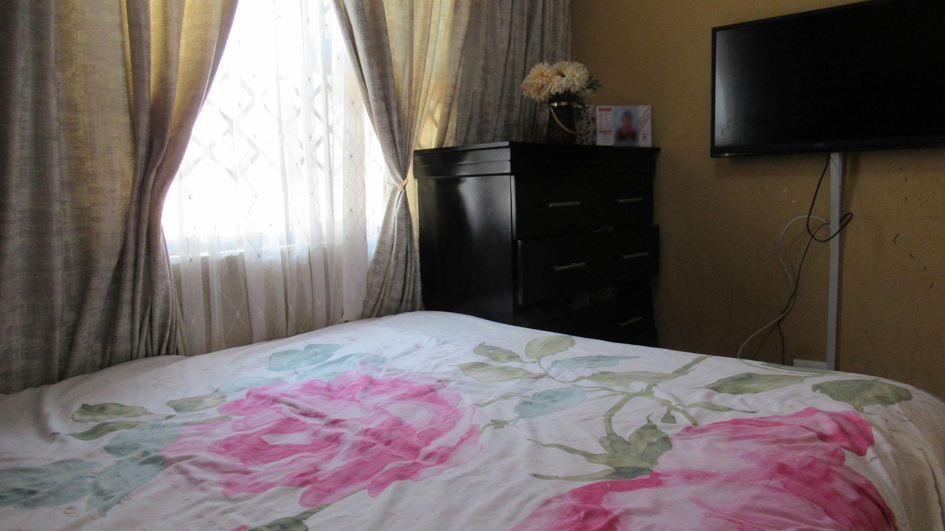 Bed Room 1 - 6 square meters of property in Protea Glen