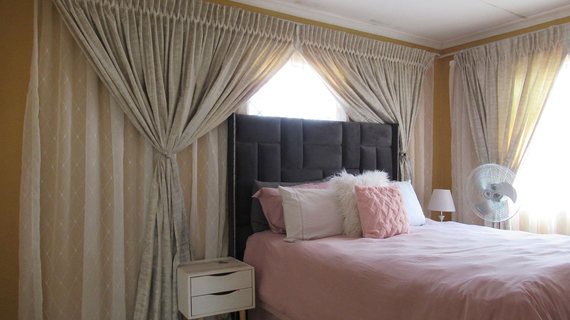 Main Bedroom - 12 square meters of property in Protea Glen