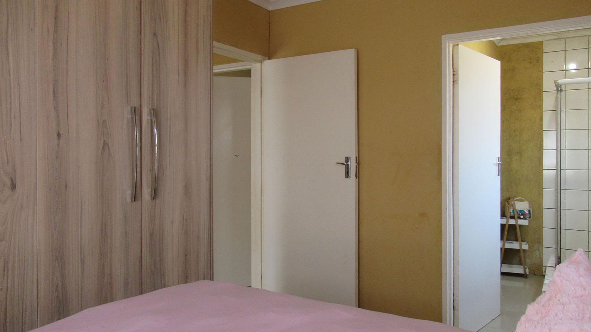 Main Bedroom - 12 square meters of property in Protea Glen