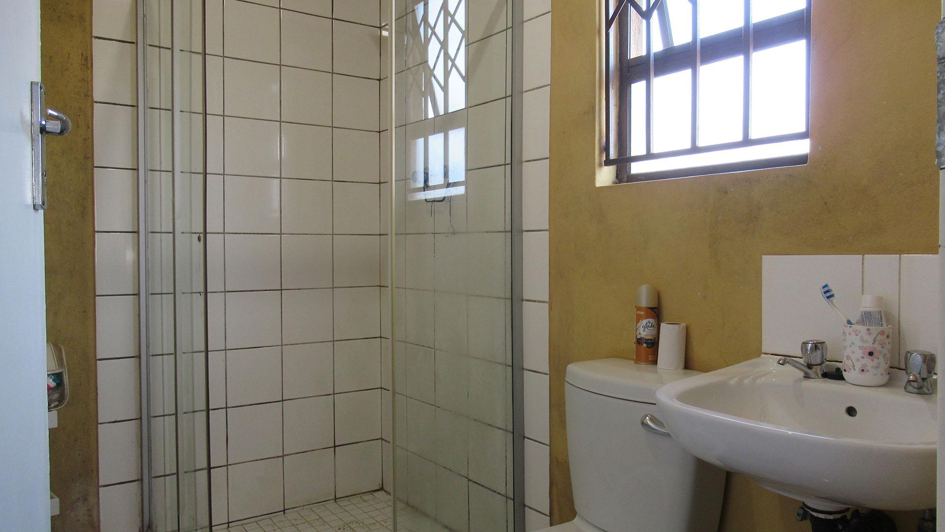 Main Bathroom - 4 square meters of property in Protea Glen