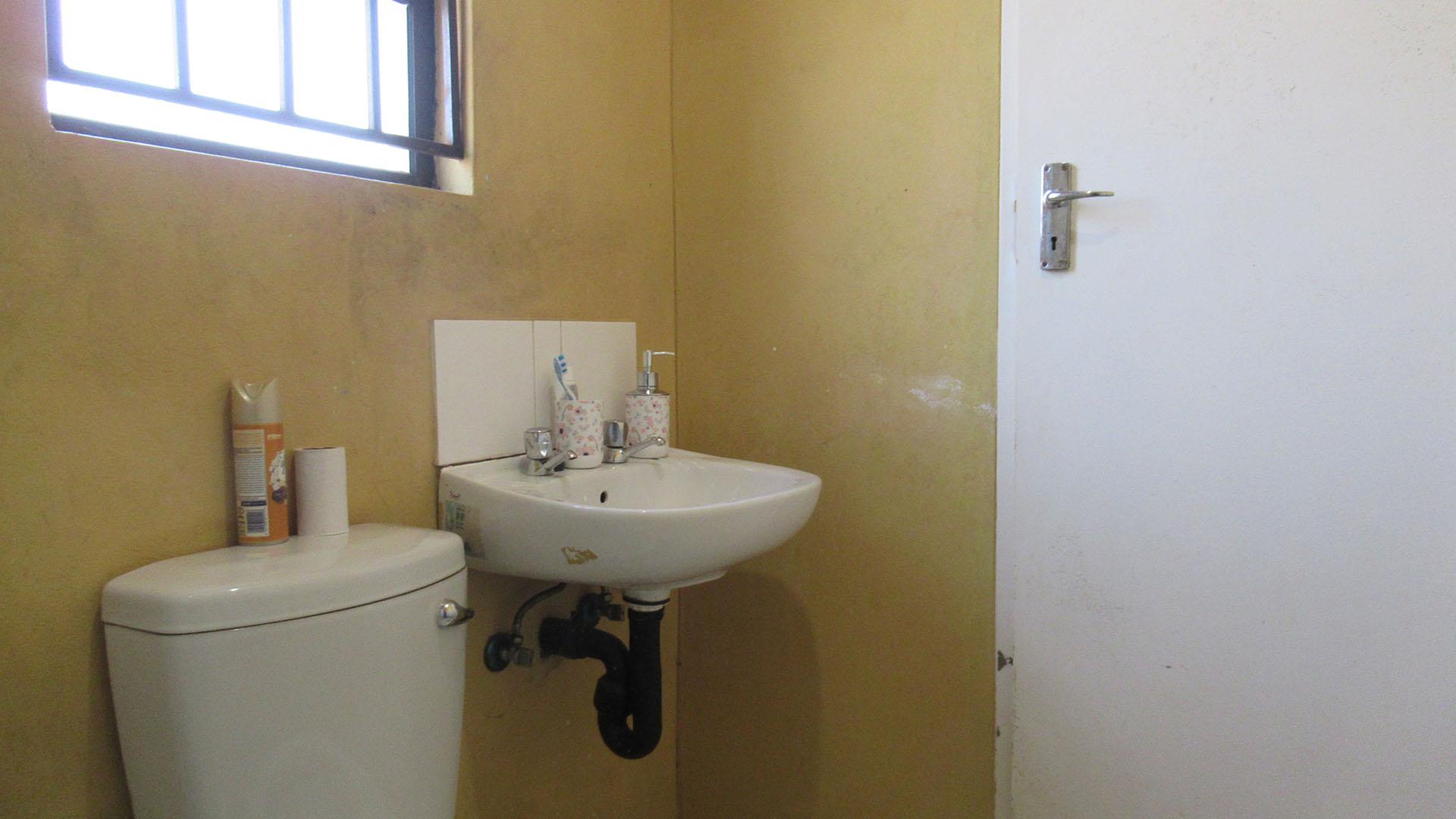 Main Bathroom - 4 square meters of property in Protea Glen