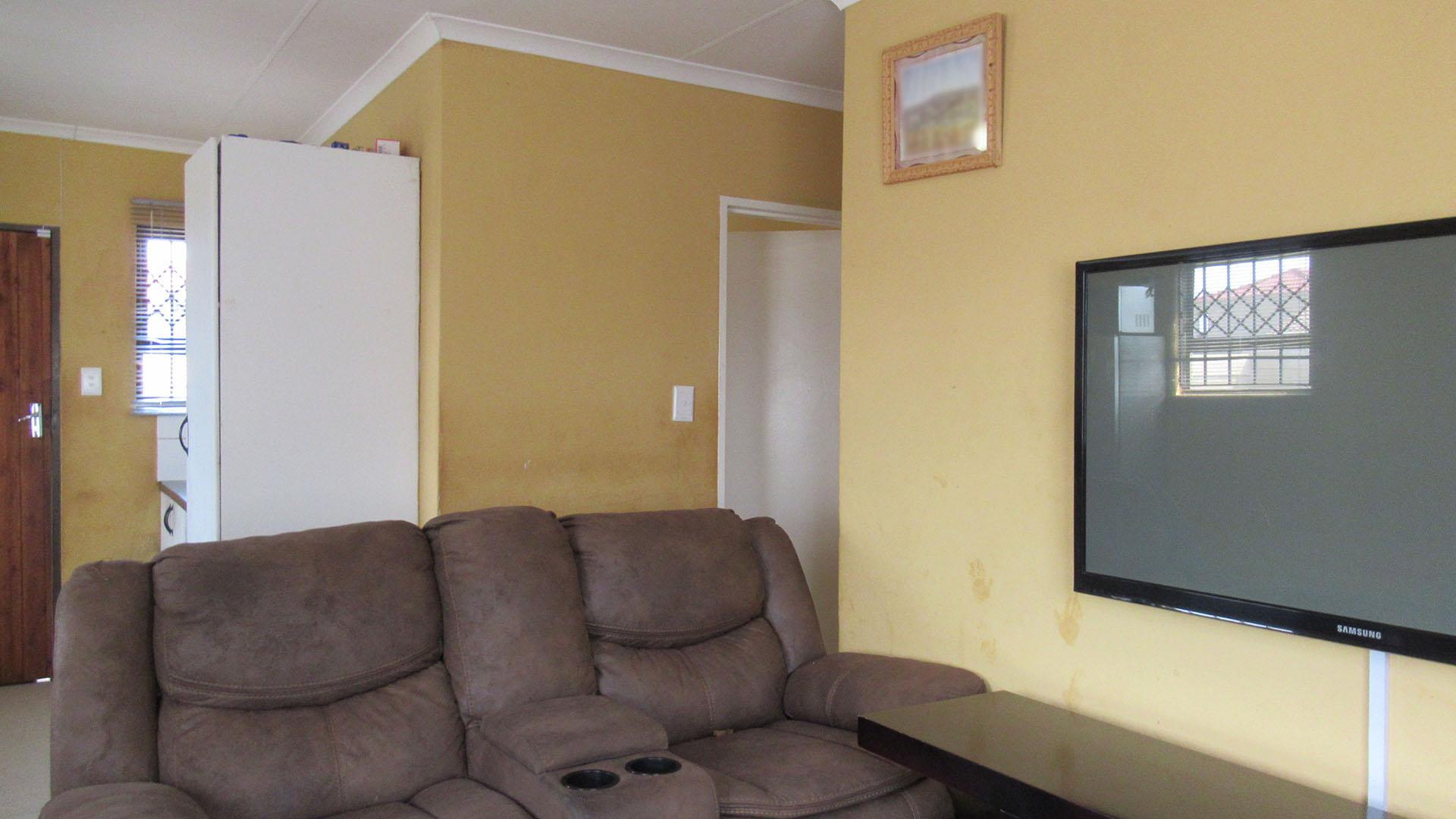 Lounges - 11 square meters of property in Protea Glen