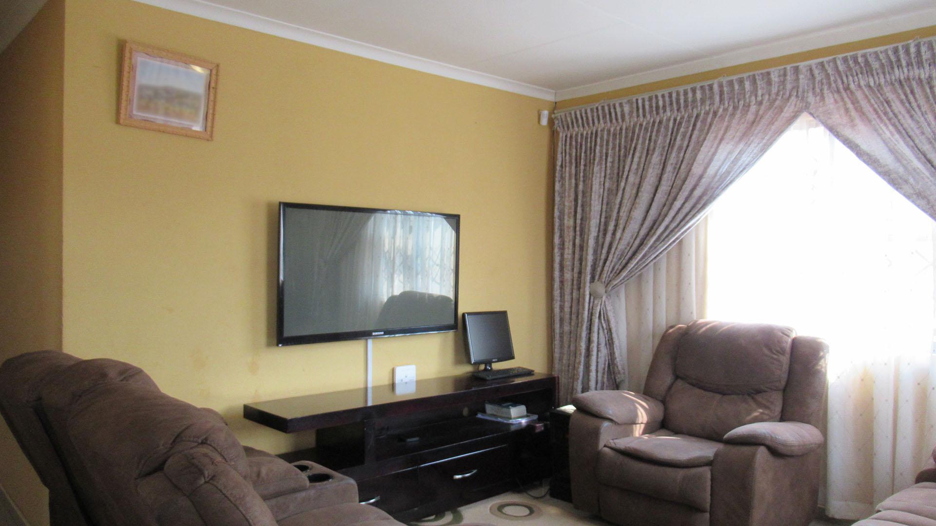 Lounges - 11 square meters of property in Protea Glen