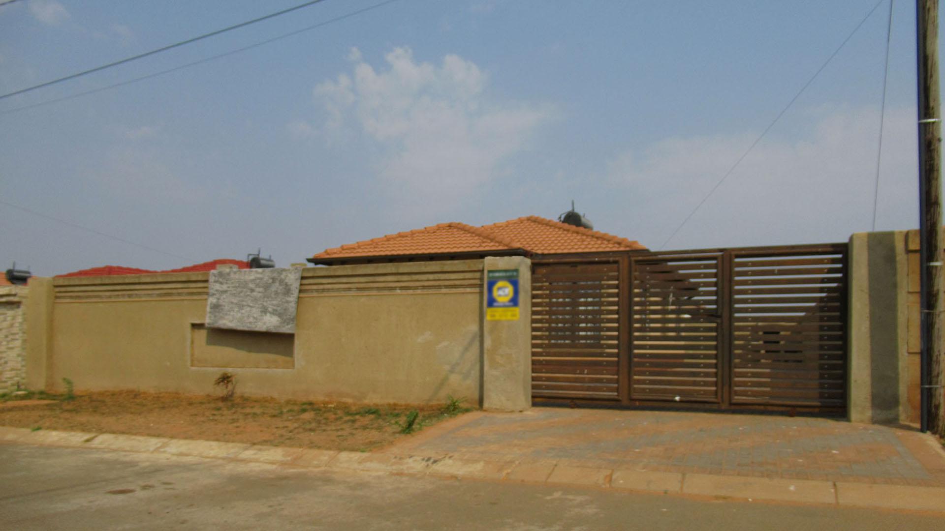 Front View of property in Protea Glen