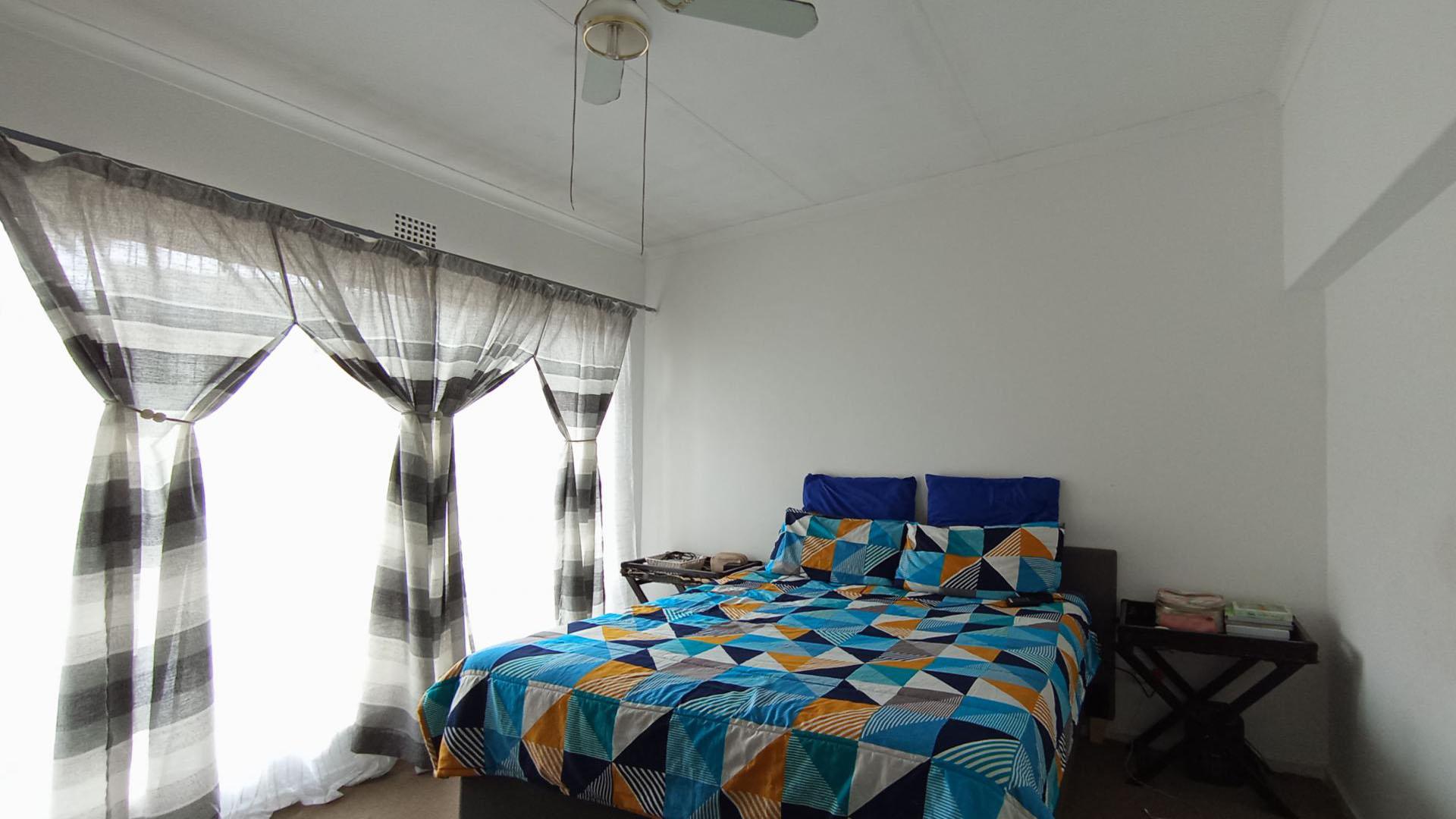 Bed Room 1 - 18 square meters of property in Florida