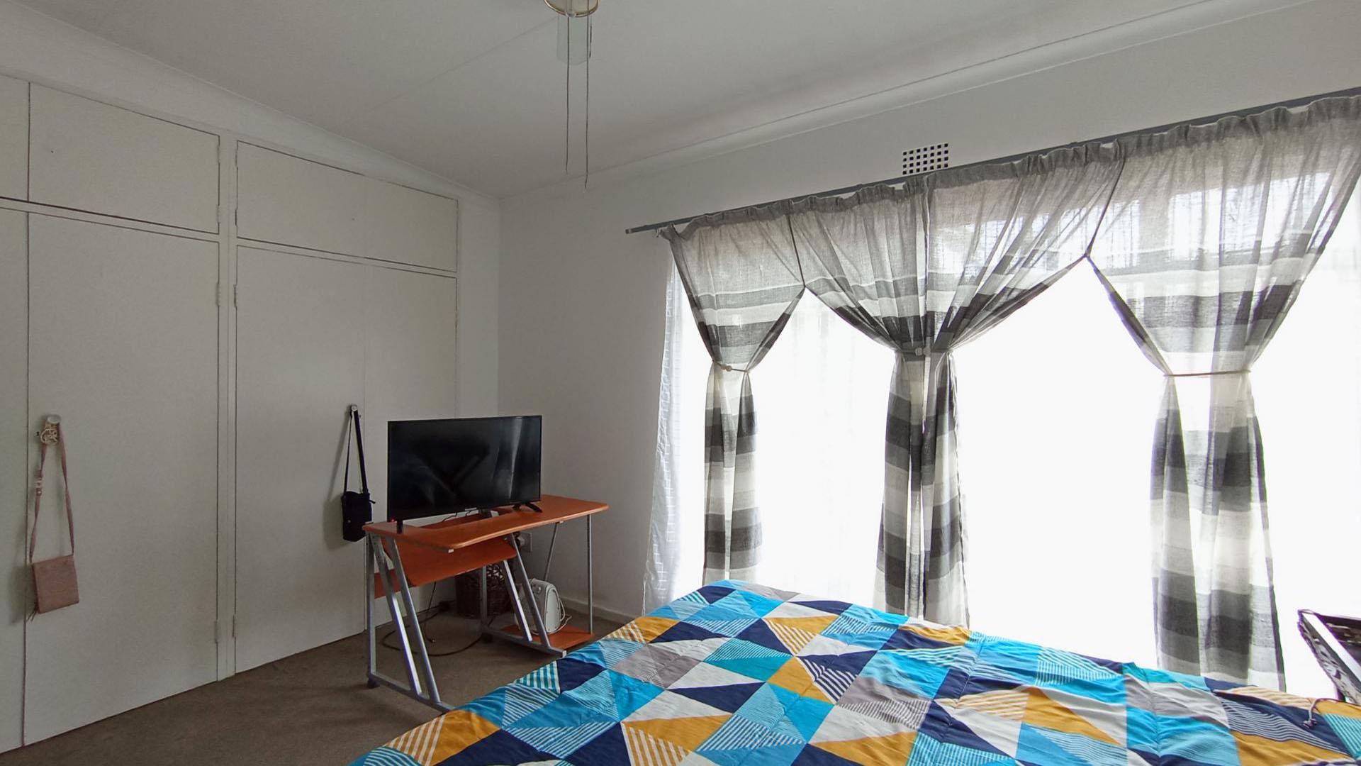 Bed Room 1 - 18 square meters of property in Florida