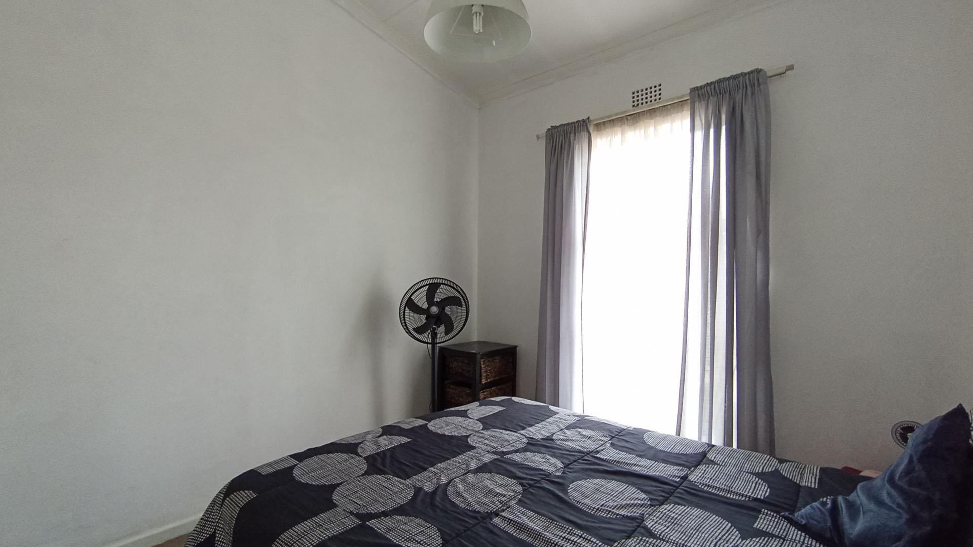 Bed Room 2 - 12 square meters of property in Florida