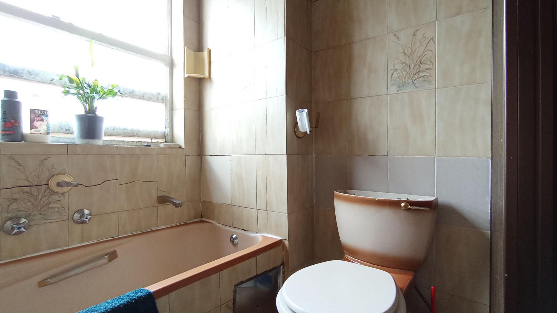 Bathroom 1 - 5 square meters of property in Florida