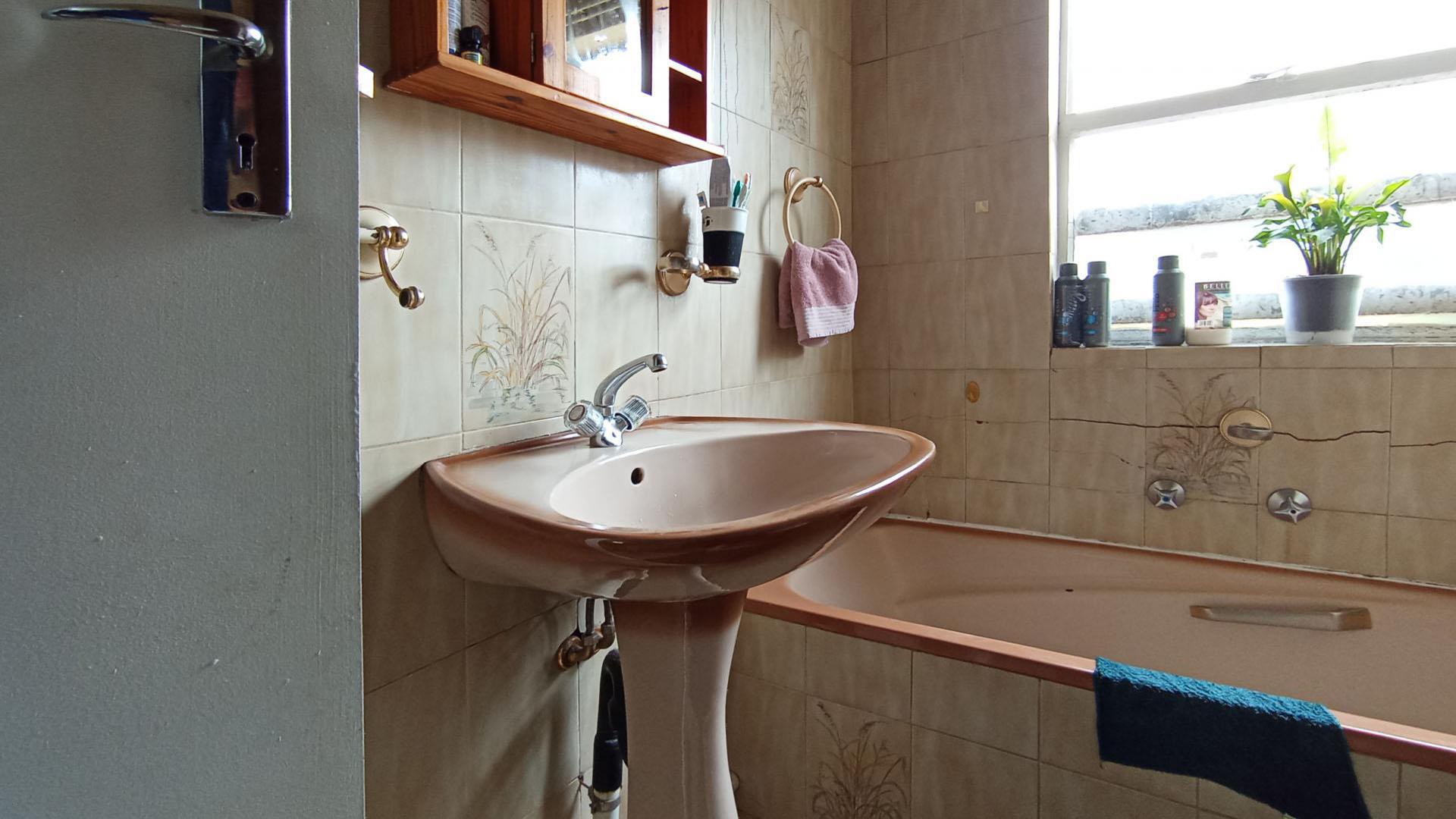 Bathroom 1 - 5 square meters of property in Florida