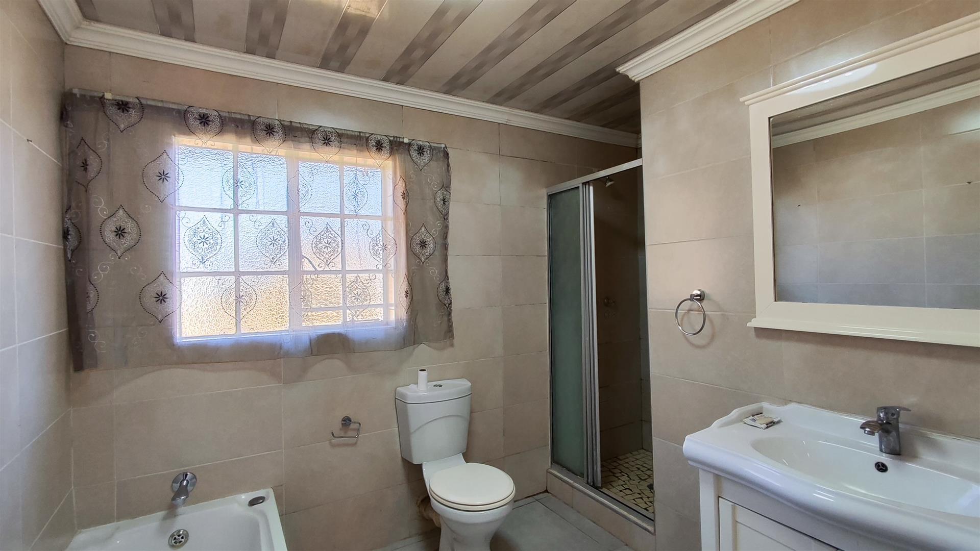 Bathroom 1 - 8 square meters of property in Leachville