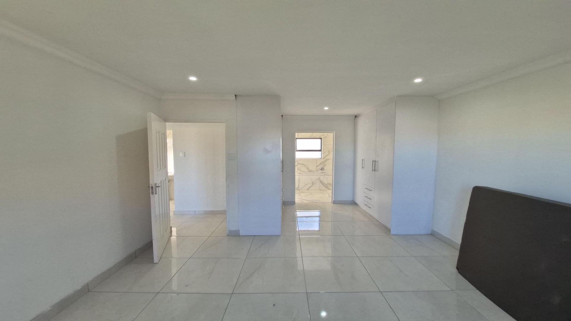 Main Bedroom of property in Gonubie