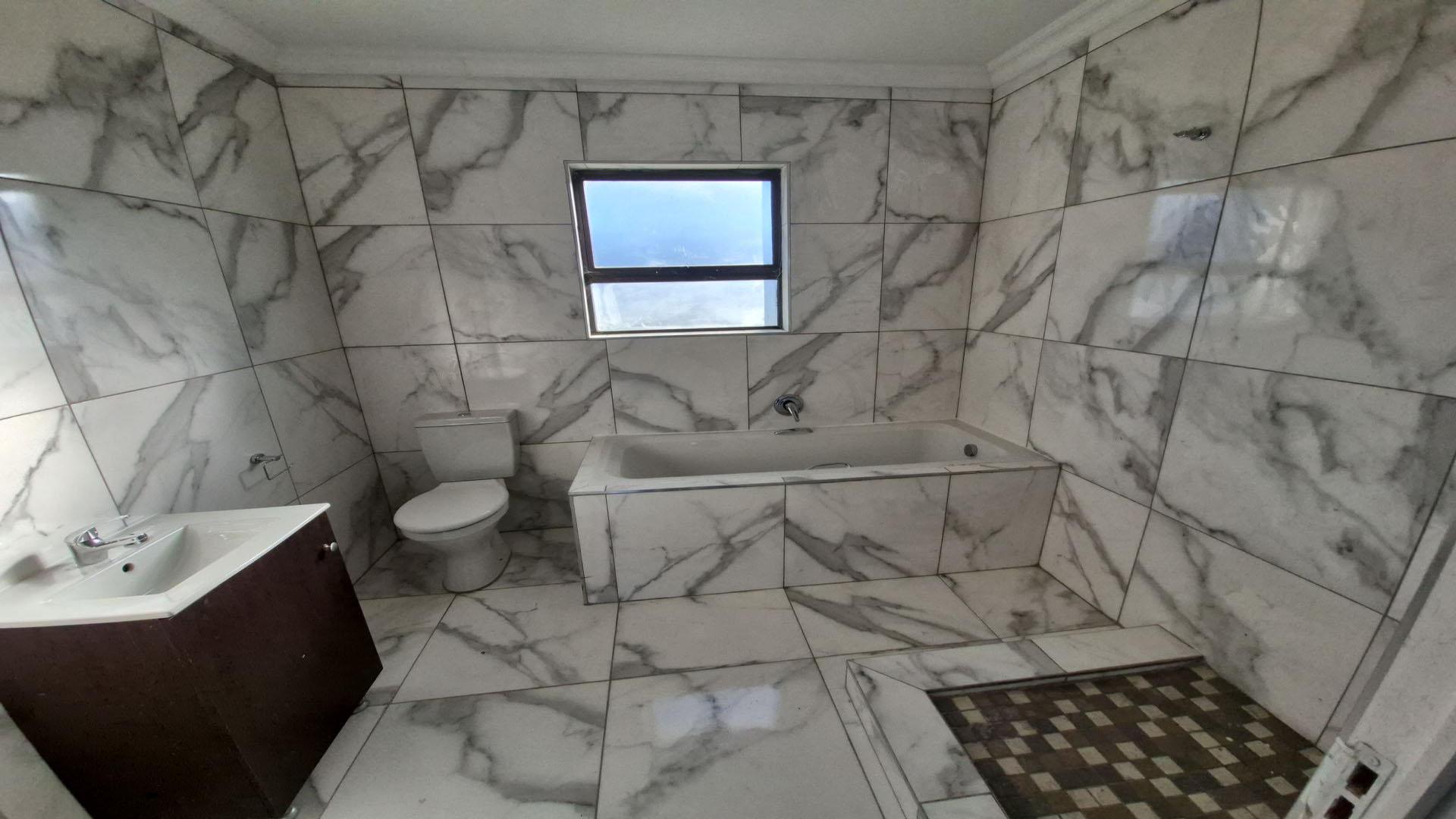 Main Bathroom of property in Gonubie