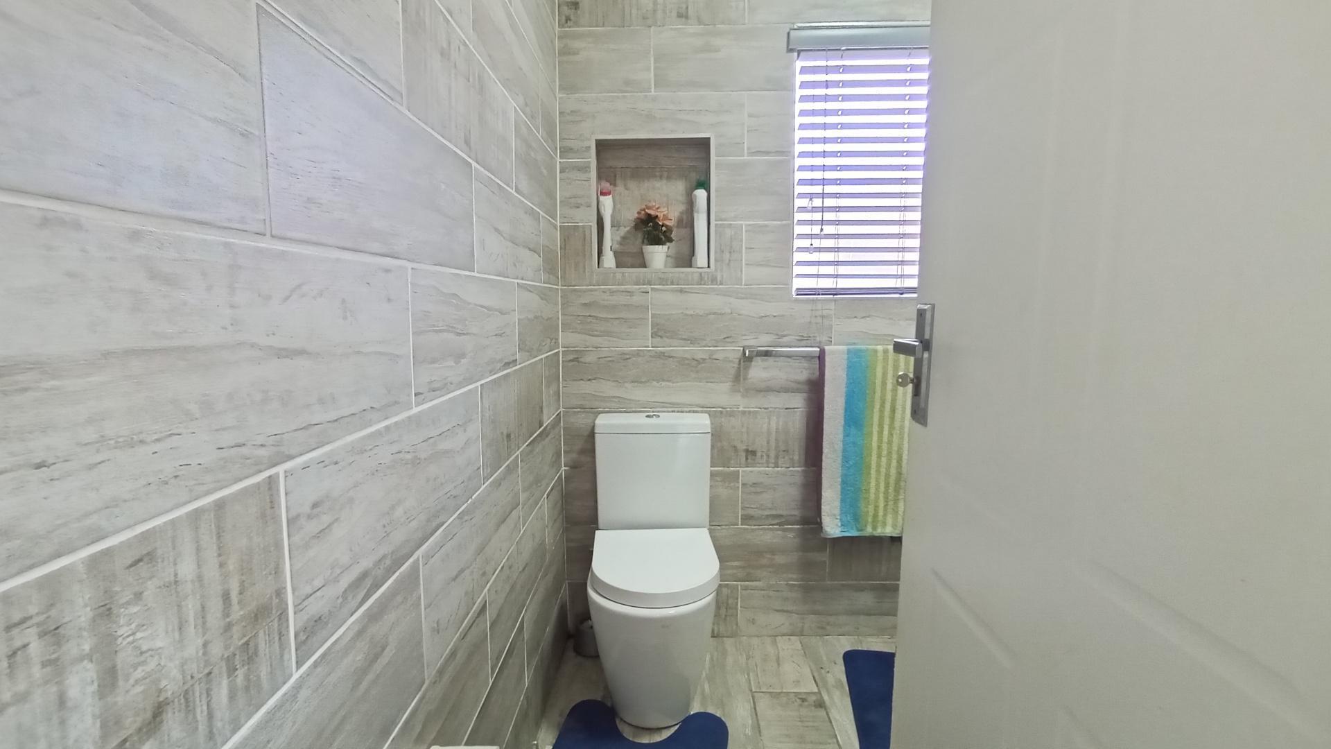Bathroom 1 - 5 square meters of property in Beacon Rocks