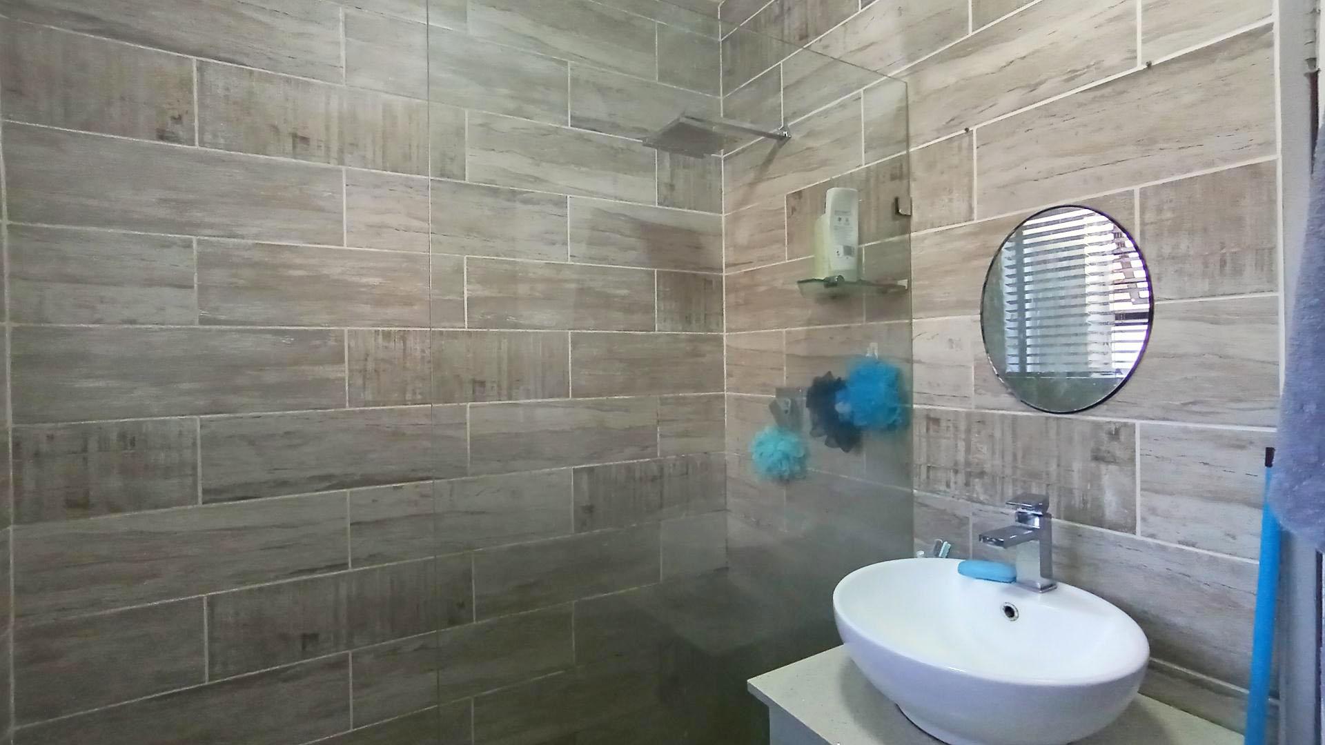 Bathroom 1 - 5 square meters of property in Beacon Rocks