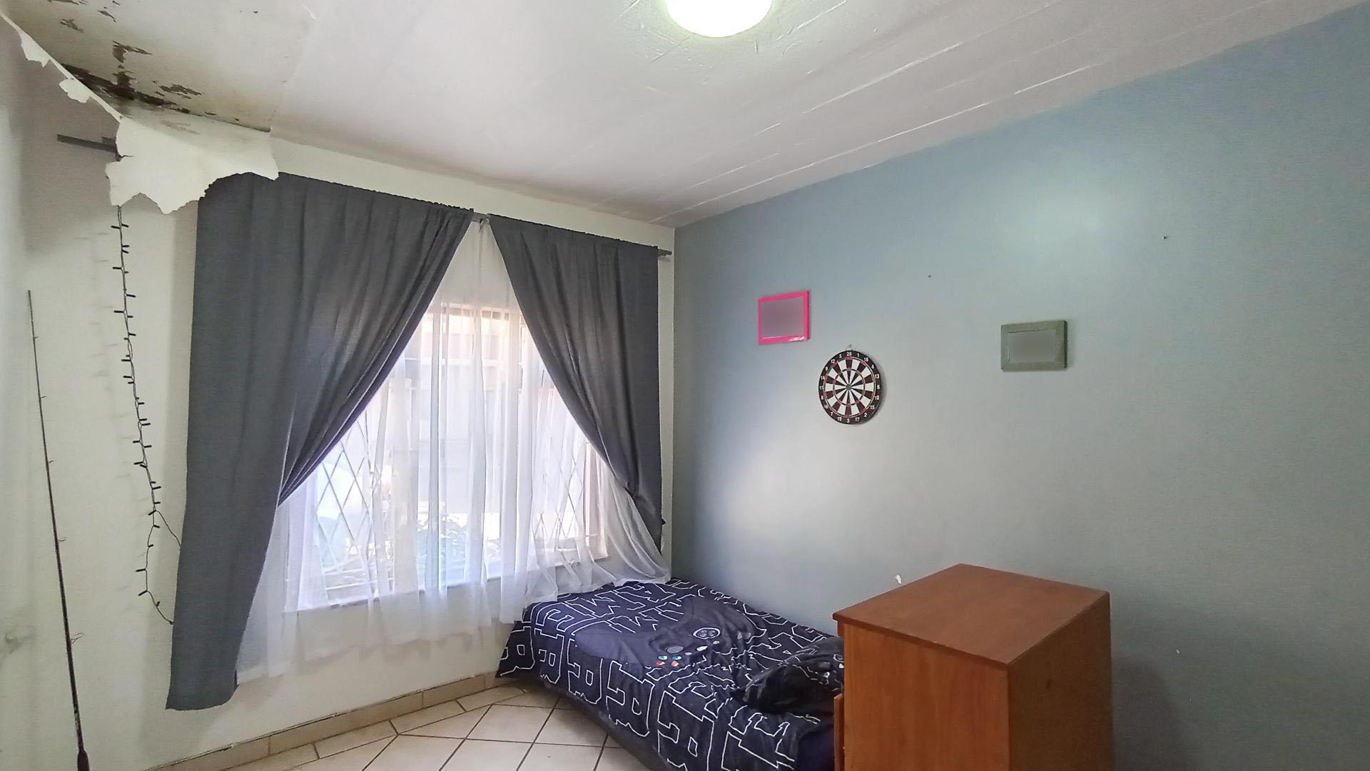 Bed Room 1 - 13 square meters of property in Beacon Rocks