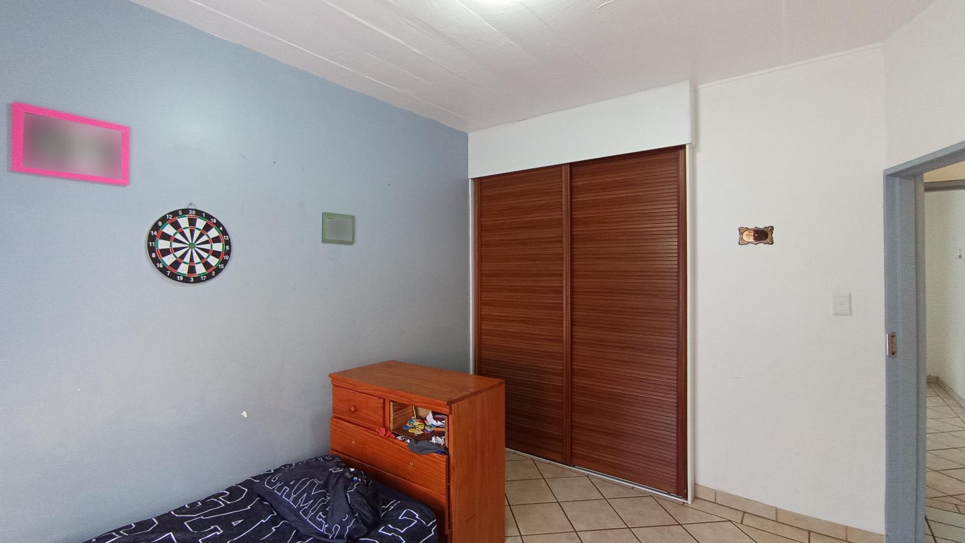 Bed Room 1 - 13 square meters of property in Beacon Rocks
