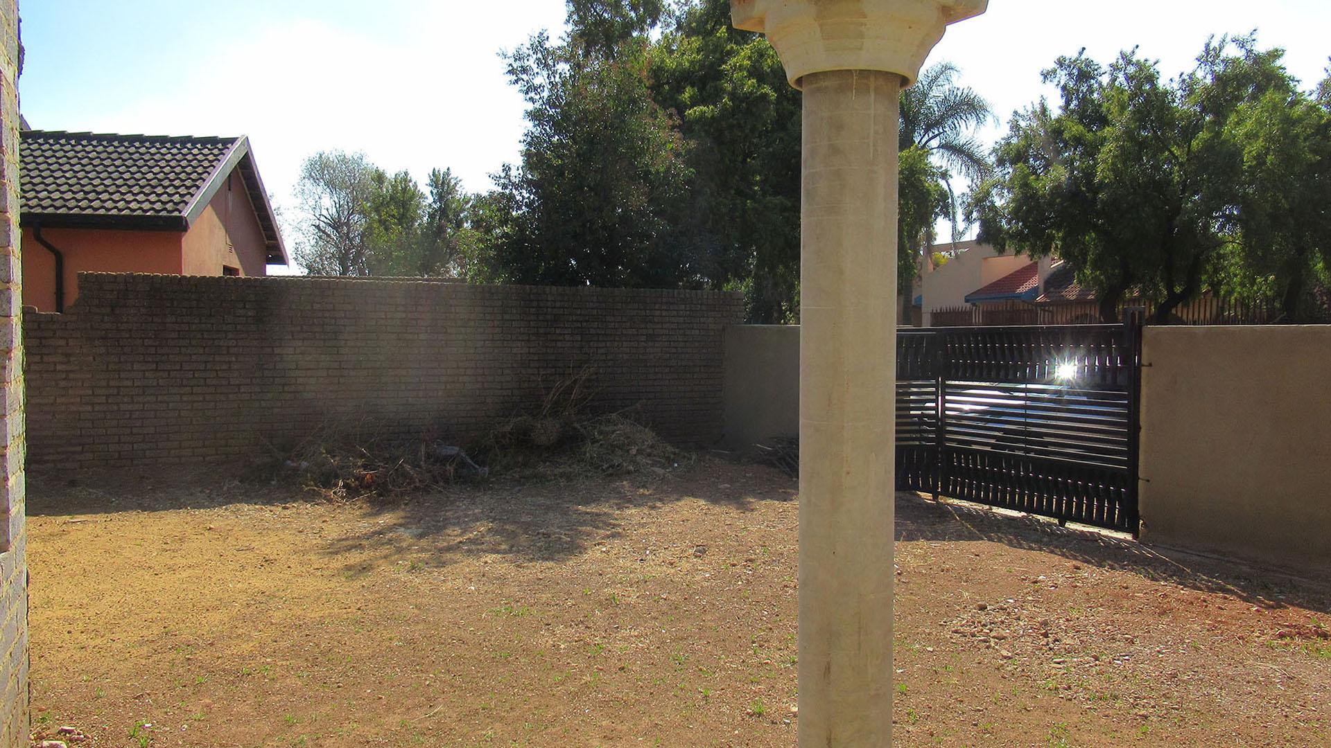Patio - 4 square meters of property in Lenasia South