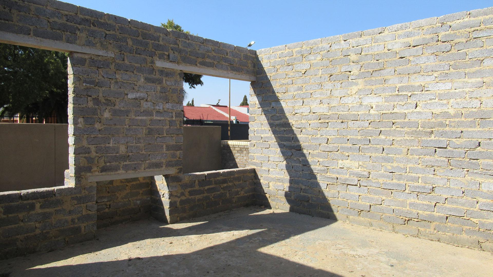 Lounges - 18 square meters of property in Lenasia South