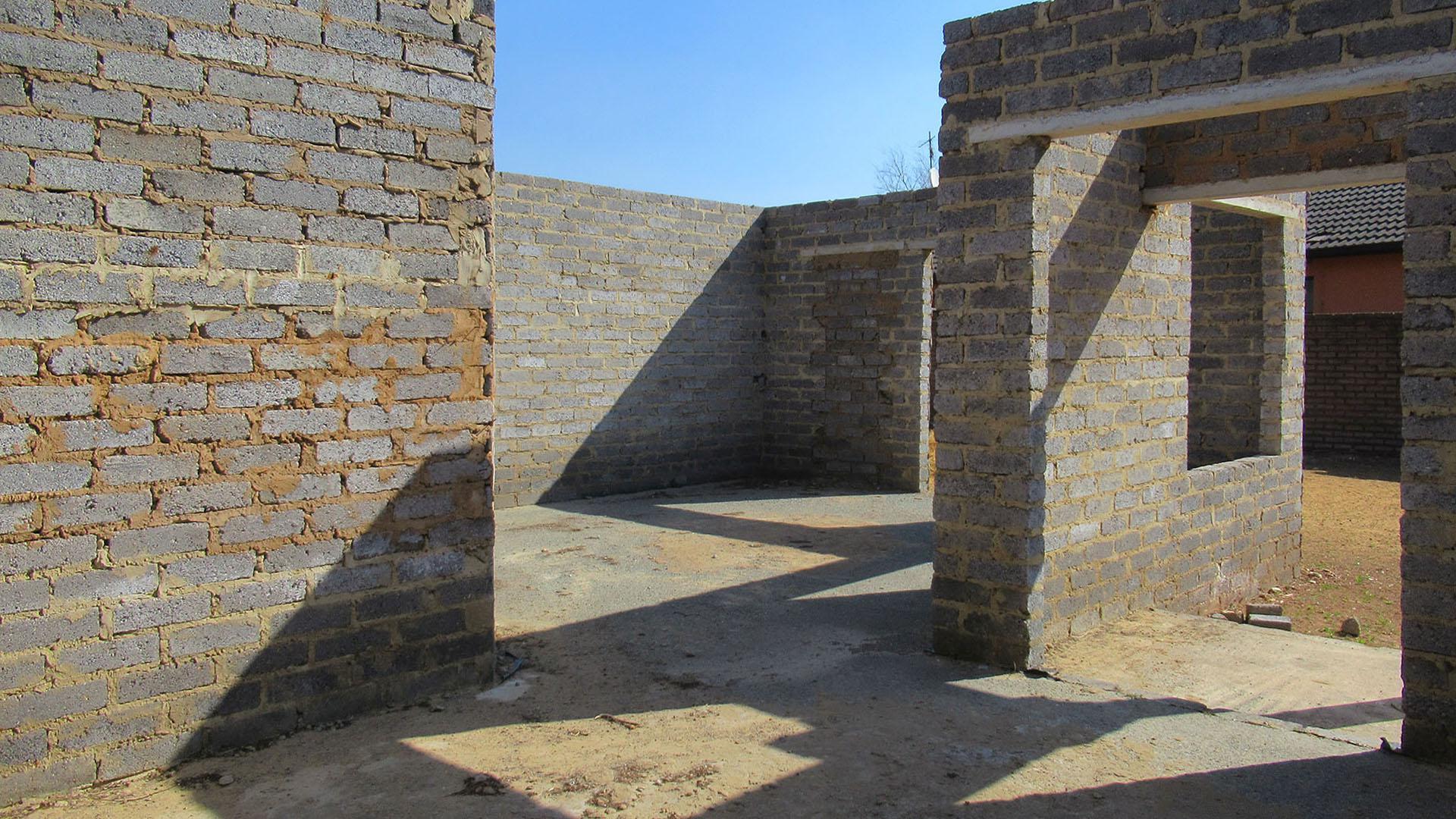 Lounges - 18 square meters of property in Lenasia South