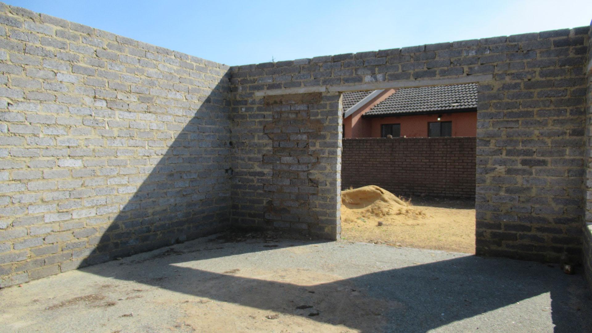 Dining Room - 17 square meters of property in Lenasia South