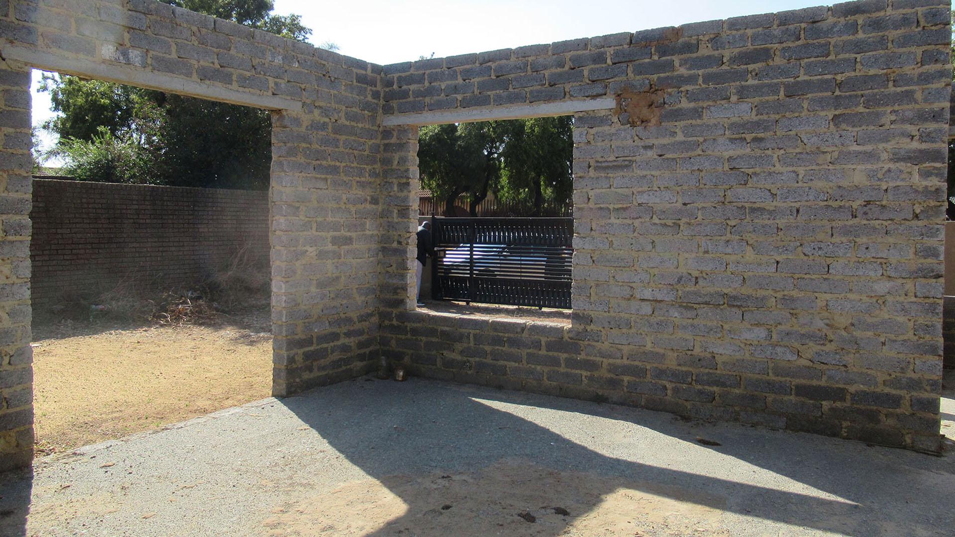 Dining Room - 17 square meters of property in Lenasia South