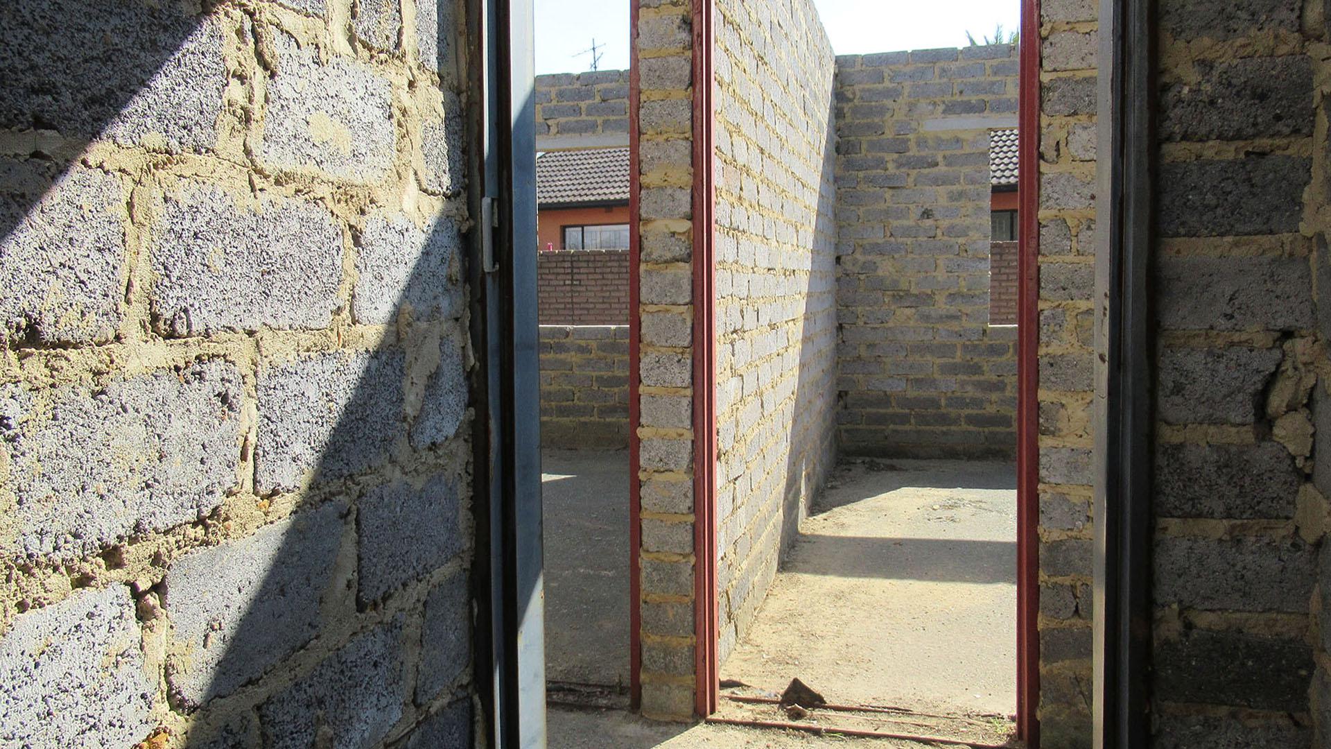 Bathroom 2 - 2 square meters of property in Lenasia South