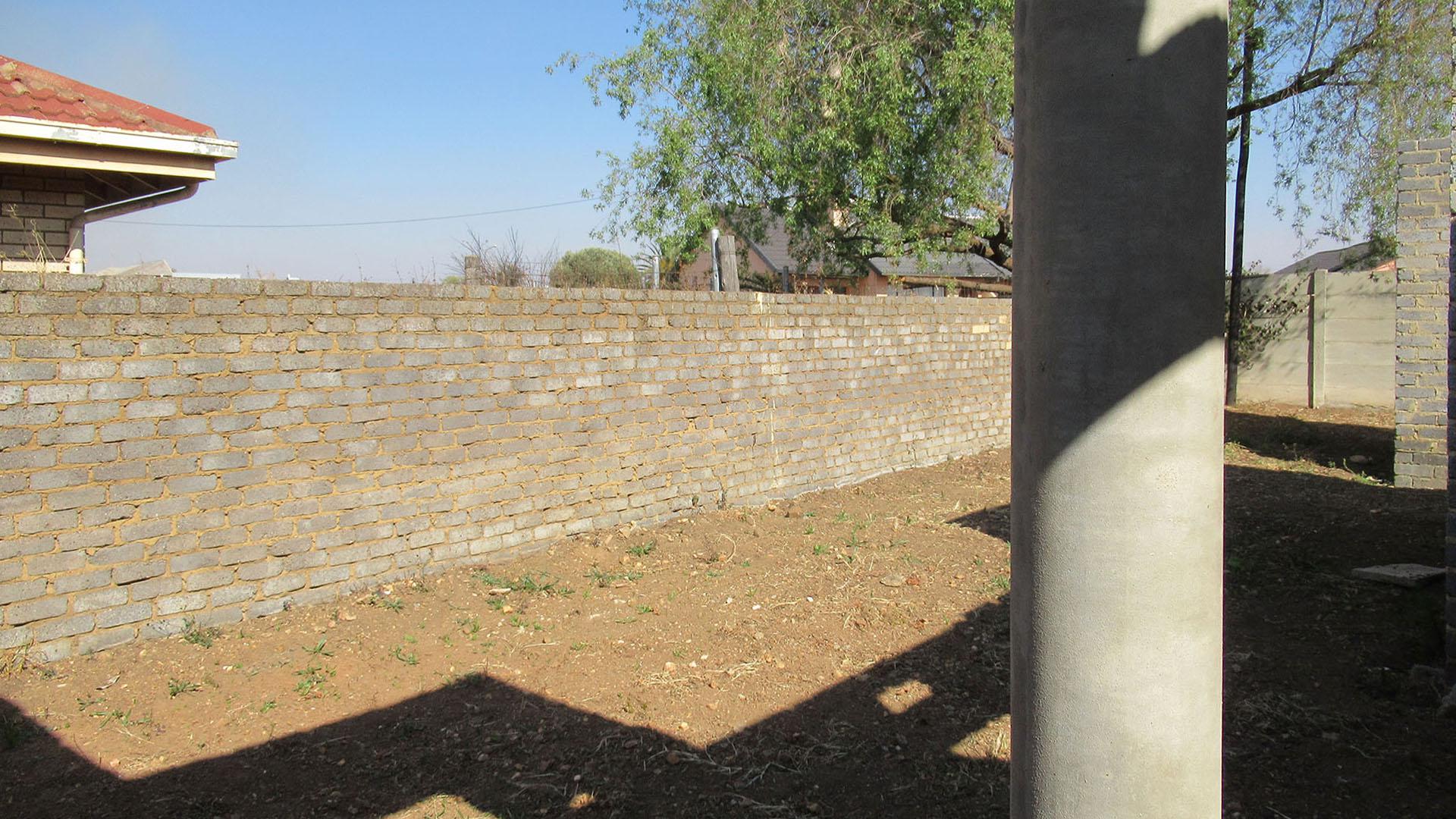 Patio - 4 square meters of property in Lenasia South