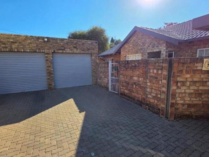 3 Bedroom Simplex for Sale For Sale in Doornpoort - MR682446