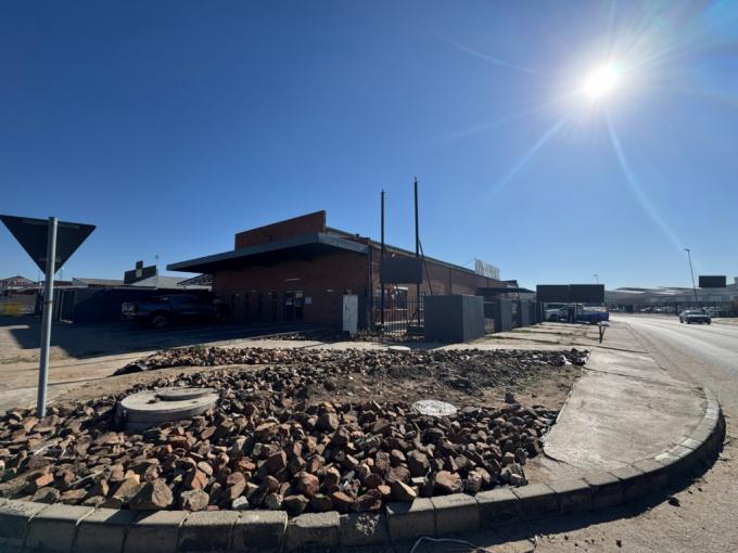 Commercial to Rent in Nirvana - Property to rent - MR682482