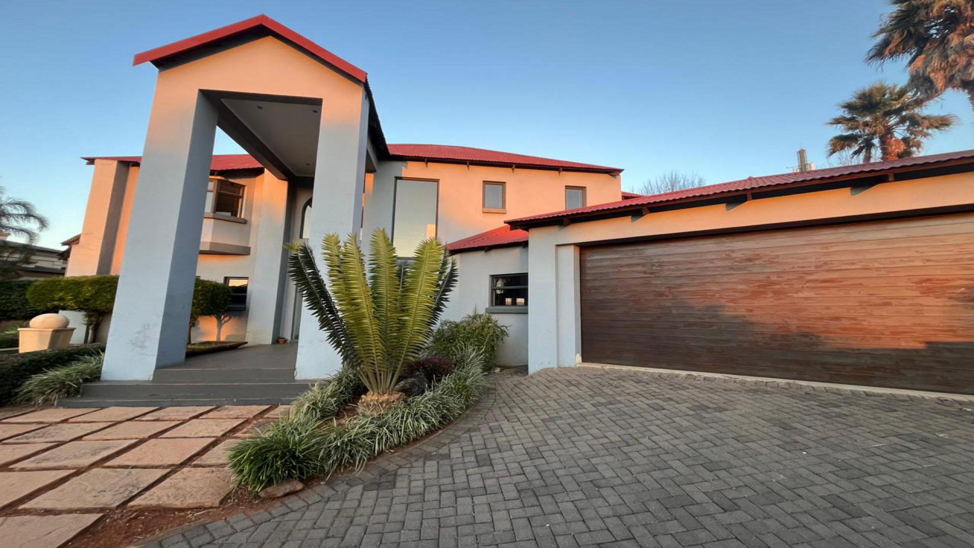 Front View of property in Glen Erasmia Boulevard