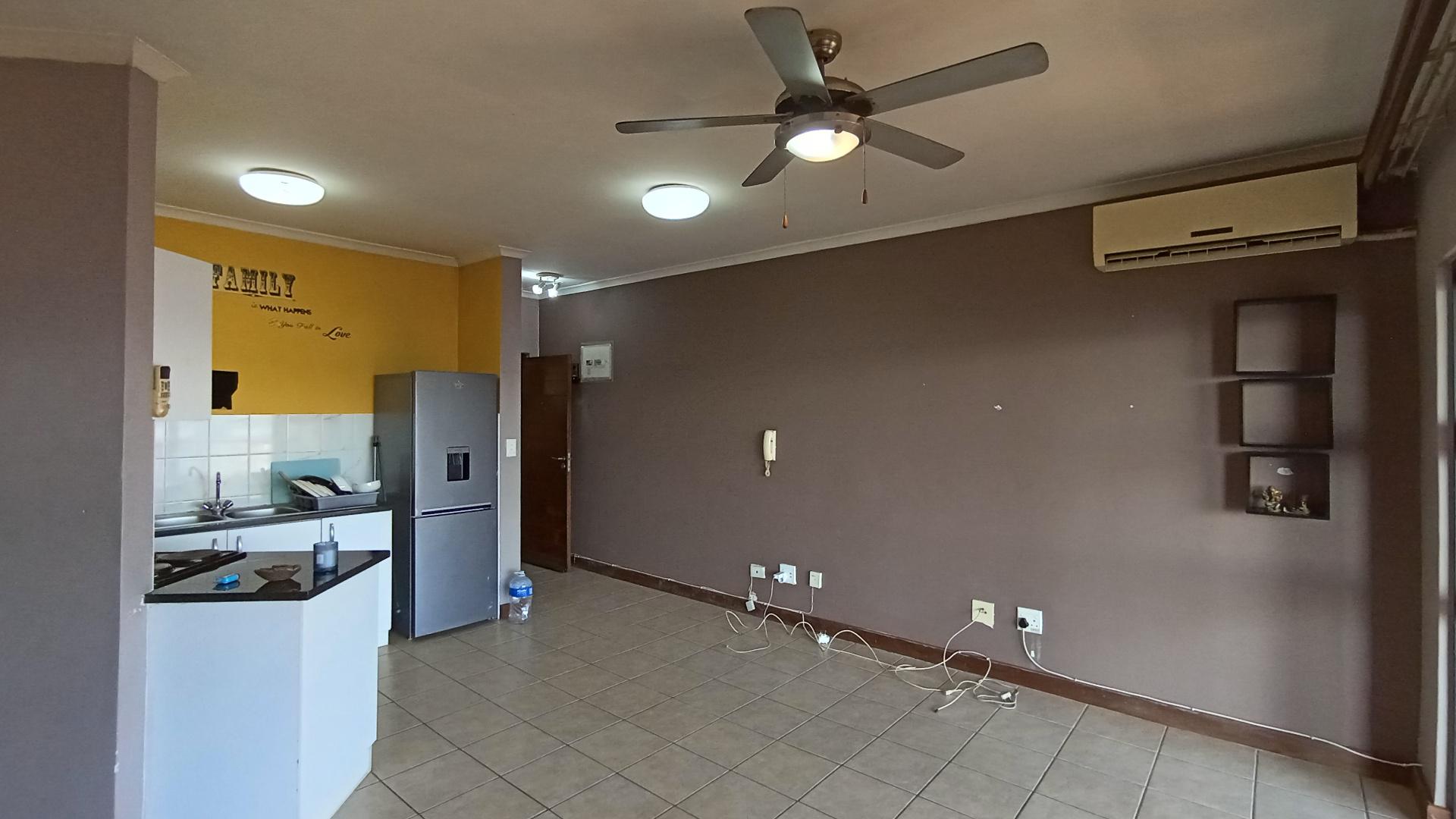 Lounges - 19 square meters of property in Palmiet