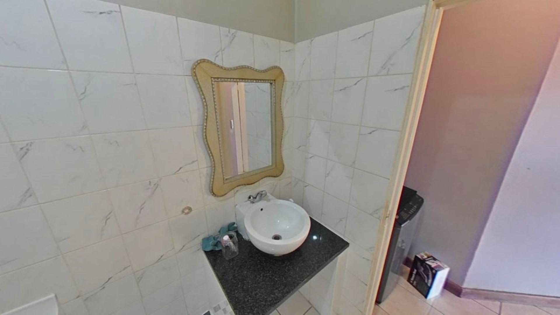 Bathroom 1 - 4 square meters of property in Palmiet