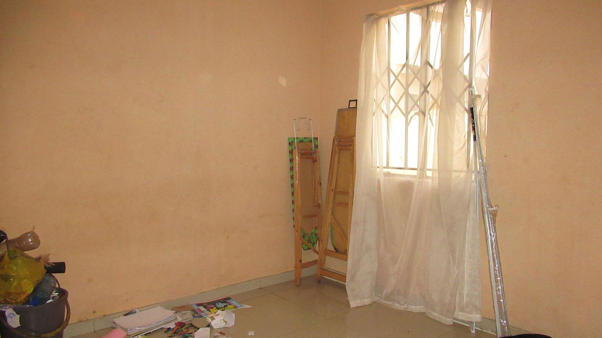 Bed Room 1 - 7 square meters of property in Protea Glen