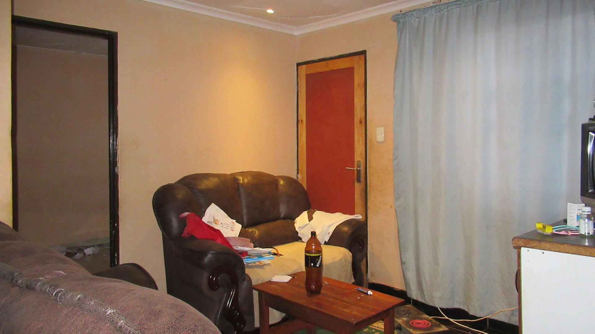 Lounges - 9 square meters of property in Protea Glen