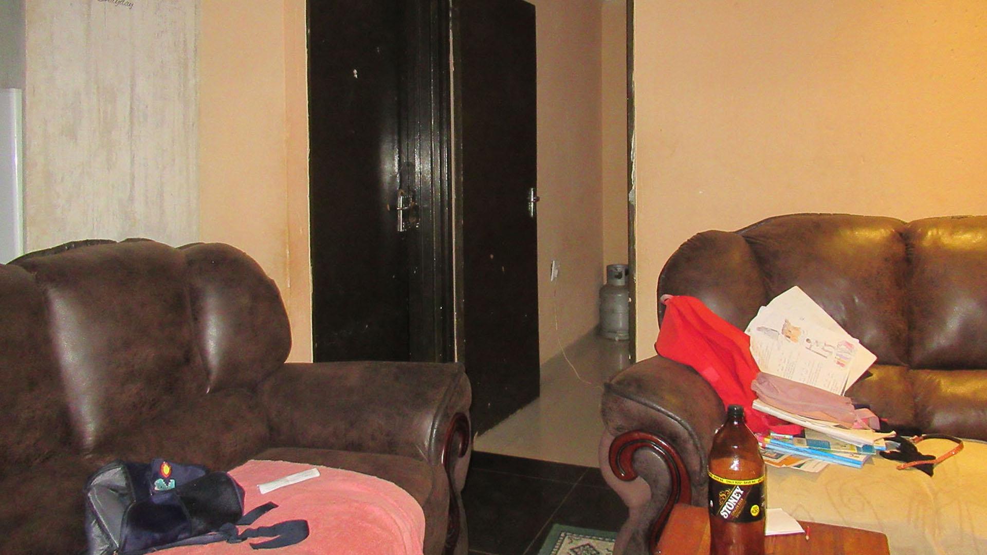 Lounges - 9 square meters of property in Protea Glen