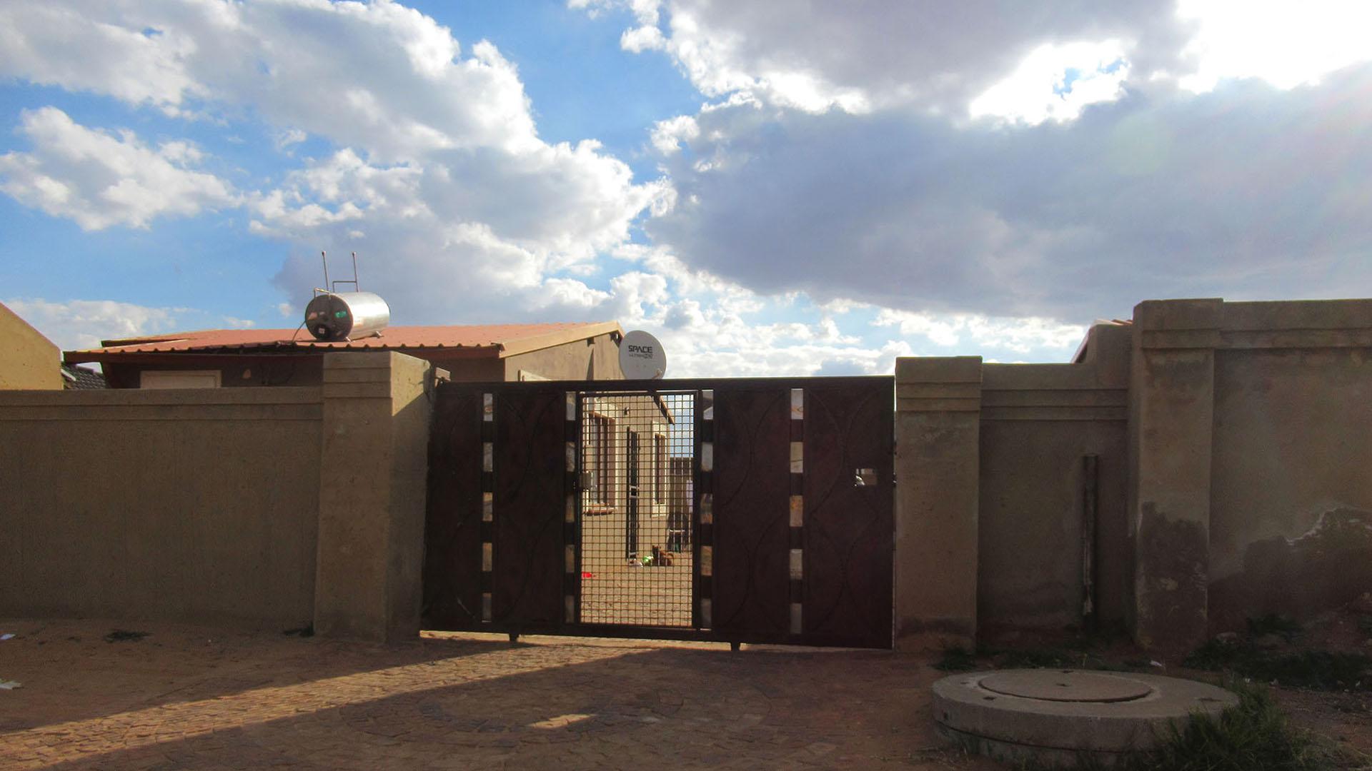 Front View of property in Protea Glen