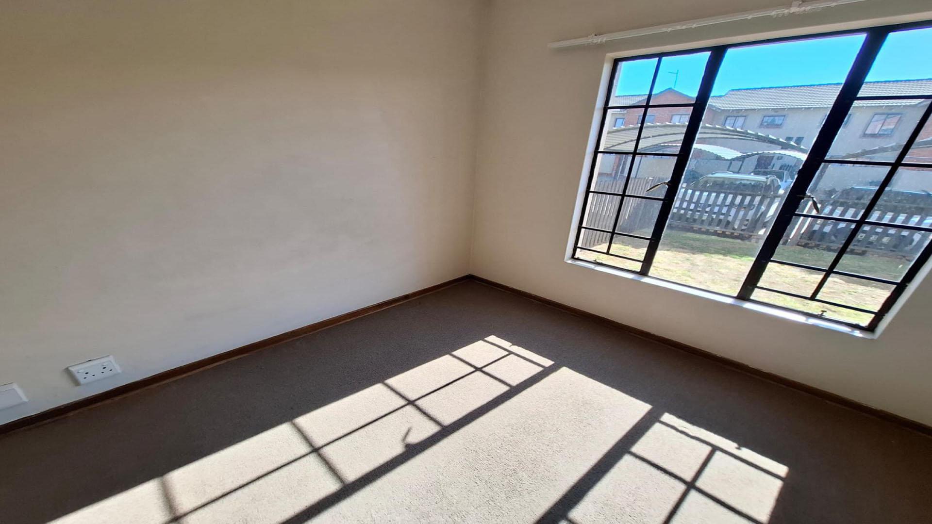 Bed Room 1 of property in Bloemfontein