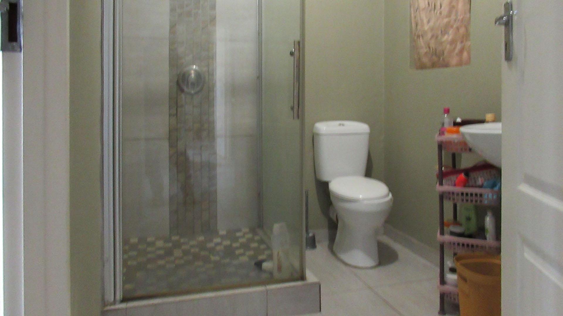 Bathroom 1 - 7 square meters of property in Honeydew