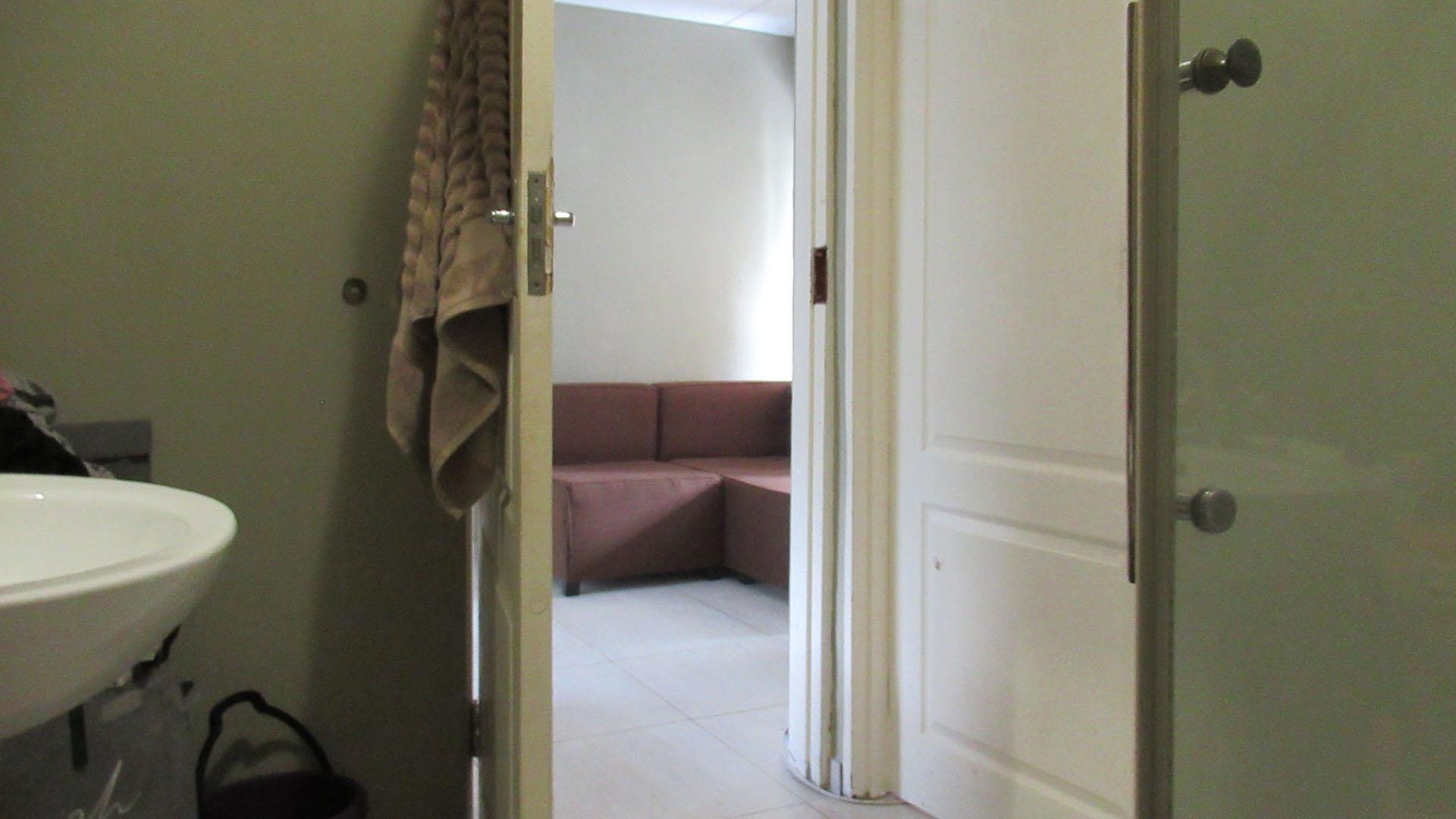 Bathroom 1 - 7 square meters of property in Honeydew