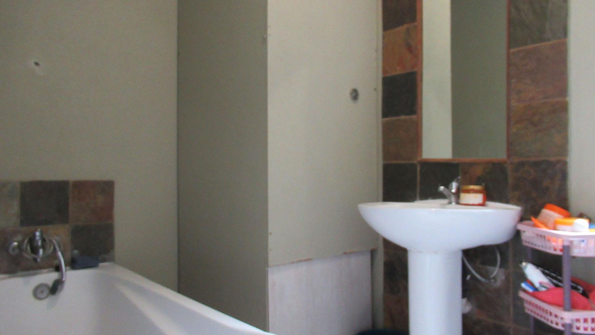 Bathroom 2 - 6 square meters of property in Honeydew