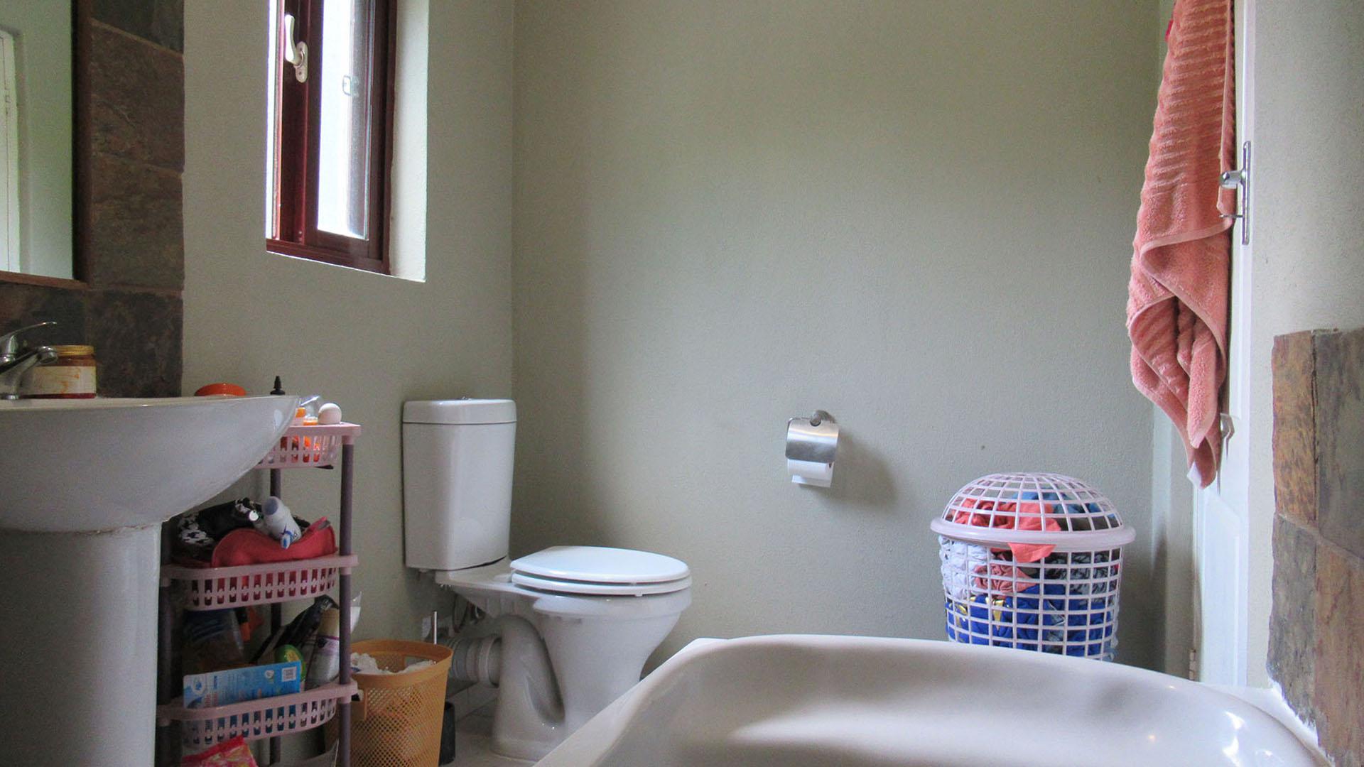 Bathroom 2 - 6 square meters of property in Honeydew