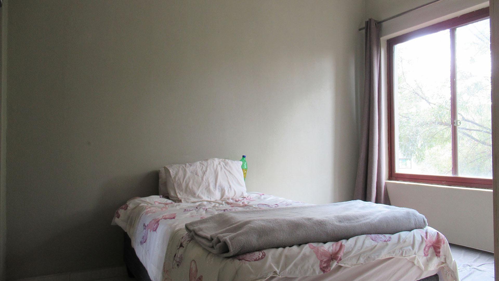 Bed Room 2 - 11 square meters of property in Honeydew