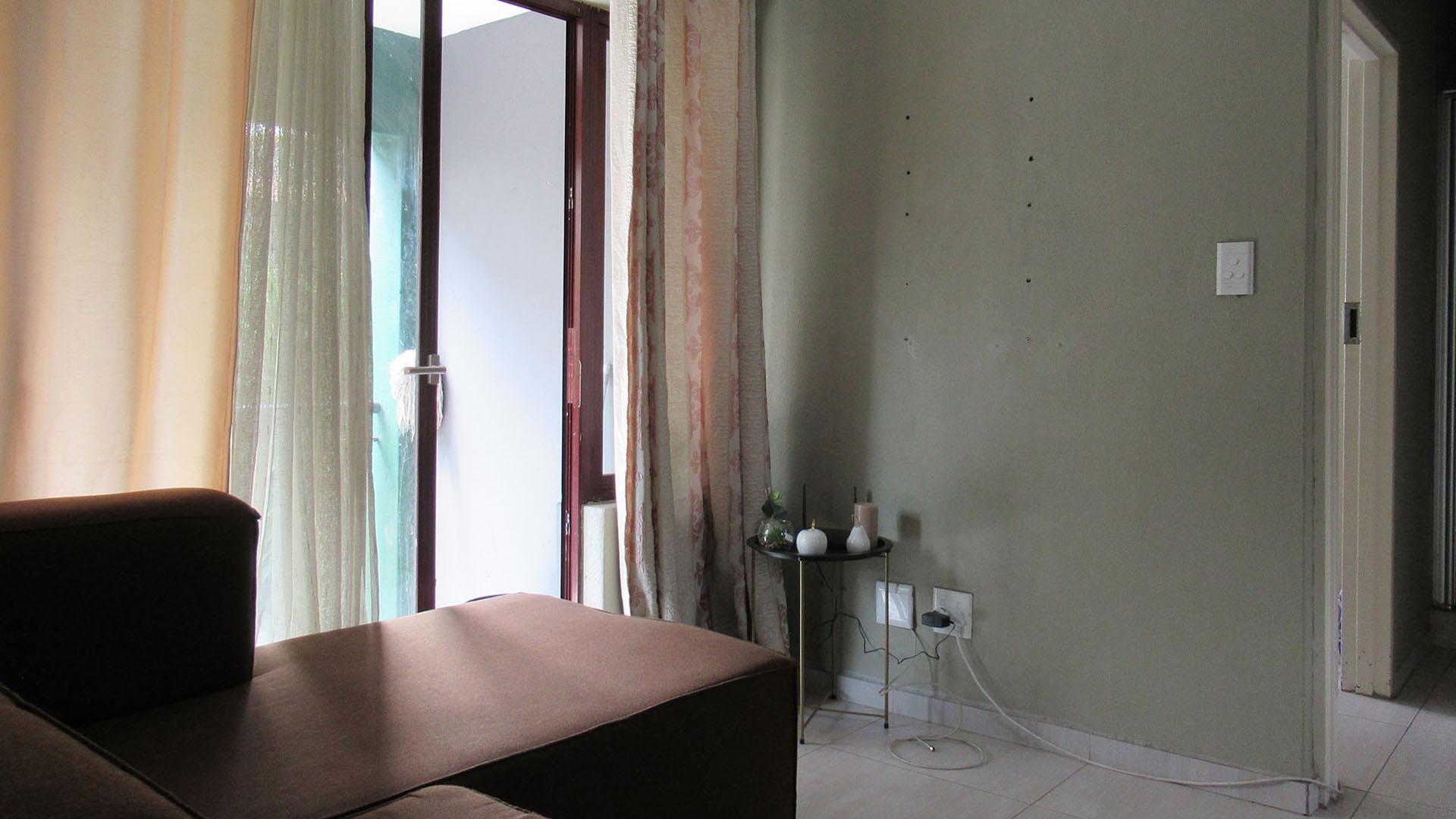 Lounges - 9 square meters of property in Honeydew