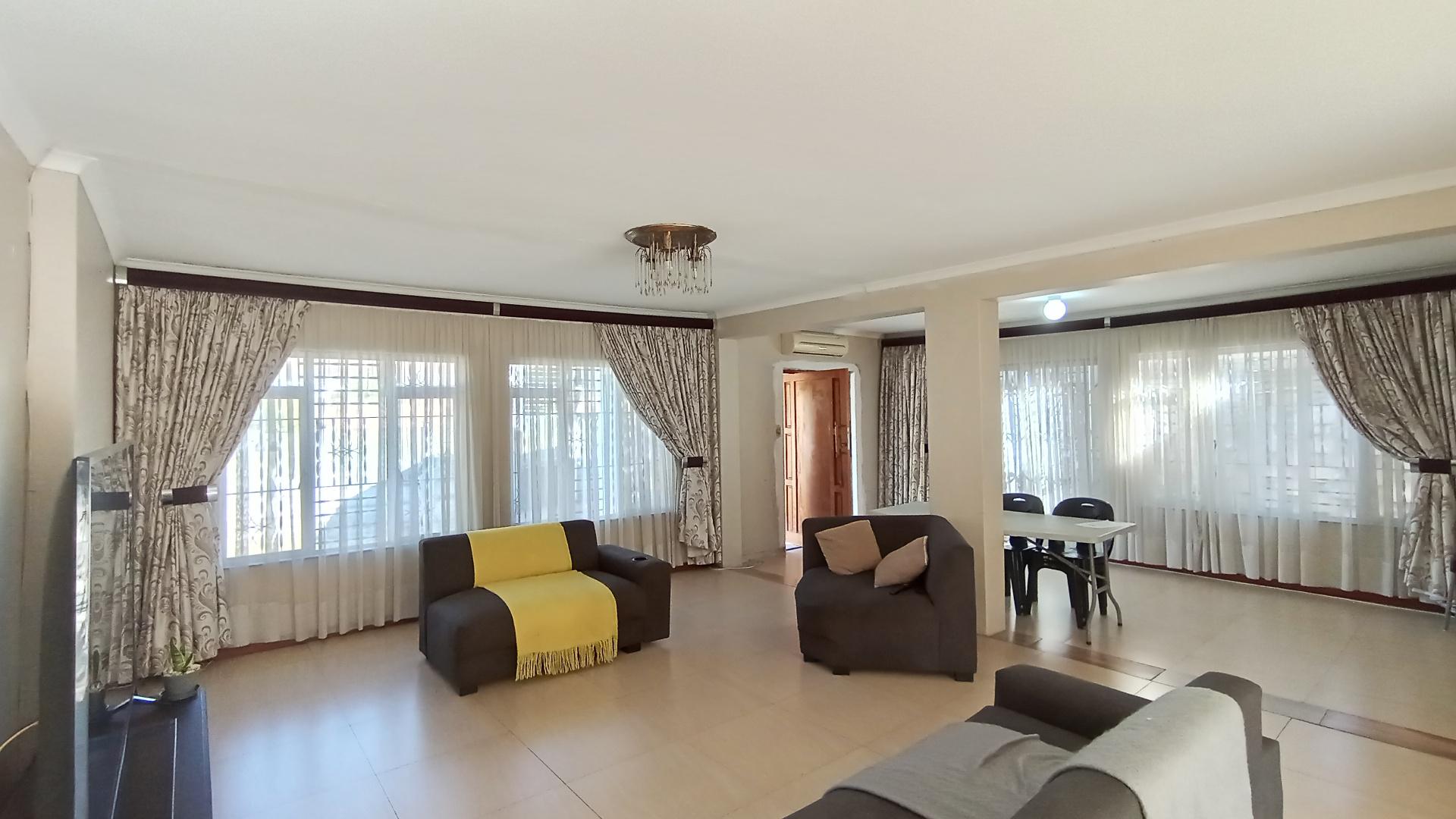 Lounges - 33 square meters of property in New Germany 