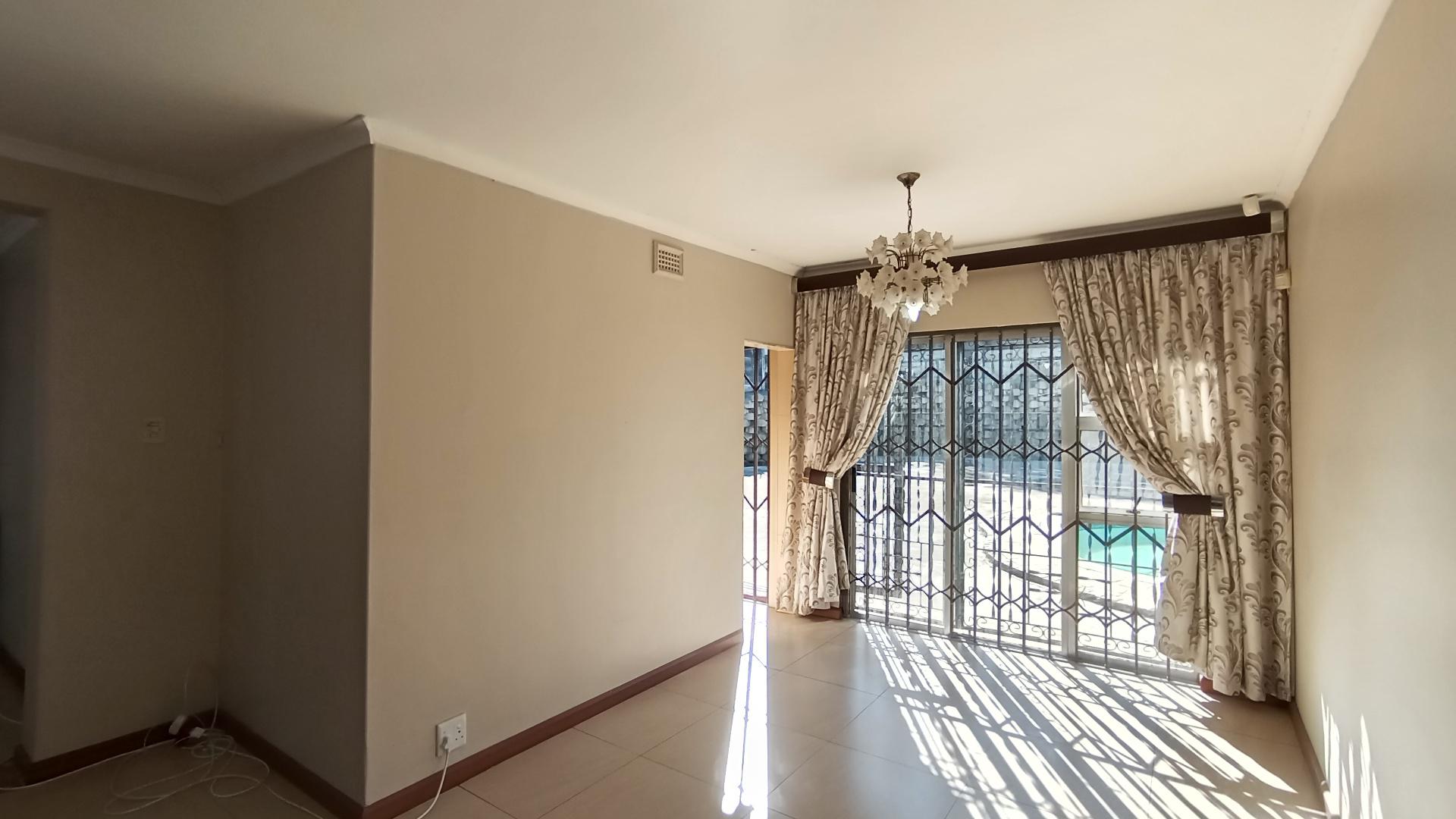 Dining Room - 11 square meters of property in New Germany 